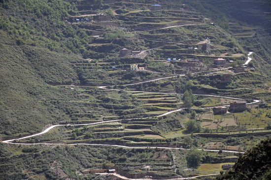 瓦扎通畅道路建设(黑水县扶贫办供图)