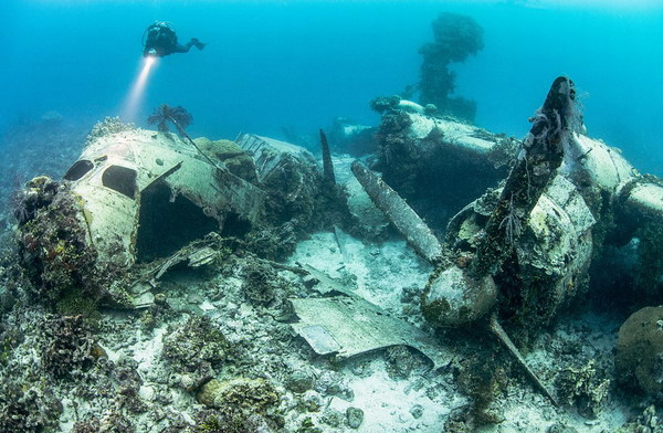 在特鲁克泻湖湖底,沉睡着40多艘日本舰艇和250架飞机.(网页截图)