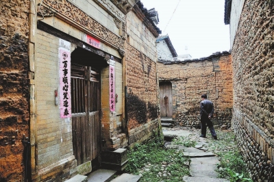 村民走在城村幽深的小巷里.