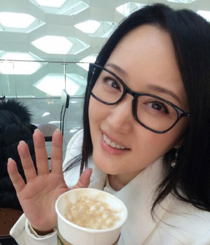 杨钰莹晒文艺范自拍照穿白衬衣戴黑框眼镜