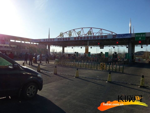郭少华)6日下午16点05分,记者在张石高速张北段张家口北收费站看到,二