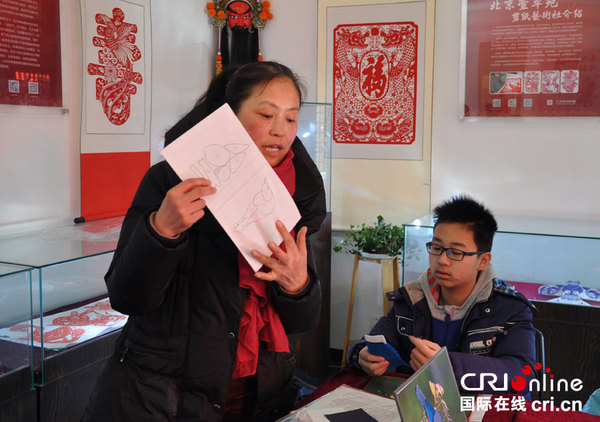 靳明老师为讲授堆绣制作过程