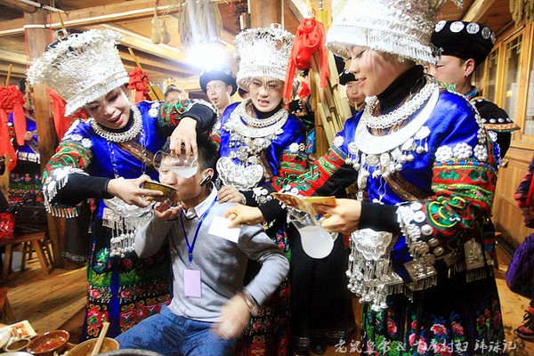 苗家美女爱灌酒 - 雷石梦 - 雷石梦(观新闻)