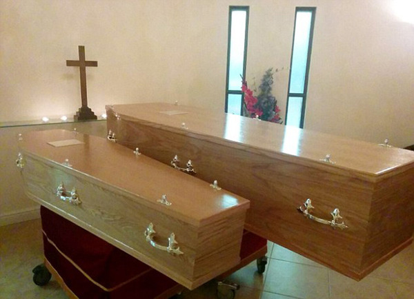 前英国最高男子去世 家人定制10人抬大棺材(组图)