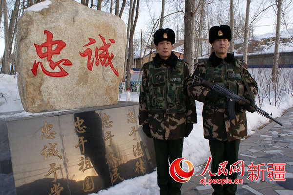 武警新疆边防总队为驻高原寒部队官兵配发新式保暖作训大衣