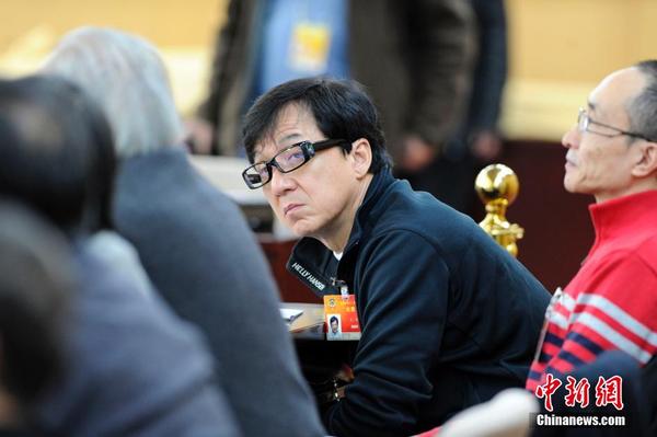成龙认真听取委员发言|委员|政协_凤凰财经