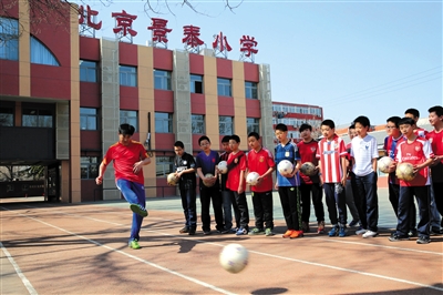 当日,北京景泰小学五色土讲堂首场讲座《魅力足球》开讲,老师为学生