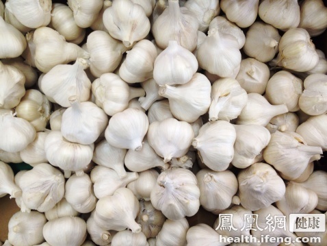 吃多生大蒜当心得这种病(华盖/供图)