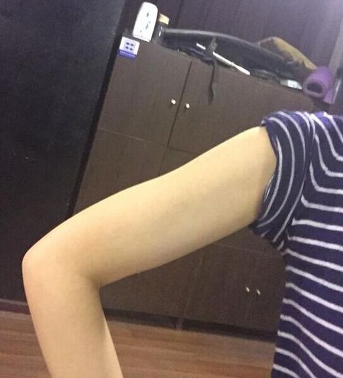 张靓颖撸袖子晒肱二头肌 女神秒变"女汉子"(图)