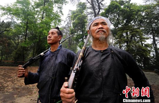 图为背枪的岜沙人. 张琪 摄