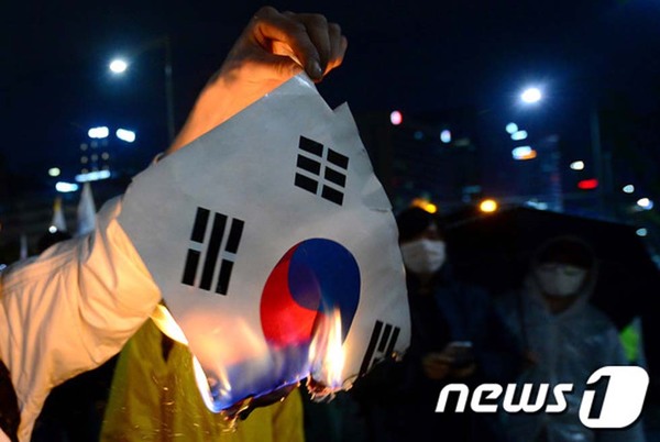 韩国民众追悼世越号与警方起冲突怒烧太极旗