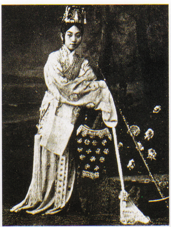 陈伯华,常香玉,后排左起:马师曾,刘成基,俞振飞,荀慧生,徐凌云全国