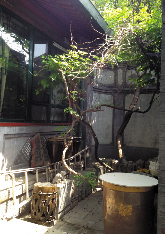 程砚秋故居的大理石圆桌,程砚秋曾围绕着这张桌子,为红线女讲解