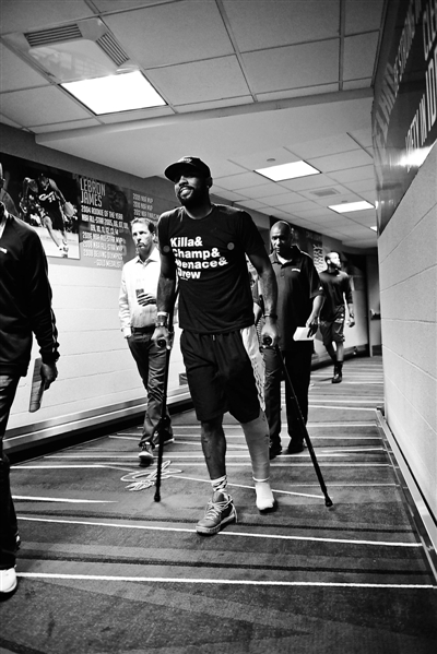 欧文拄拐观战队友战总决赛称受伤不怪任何人