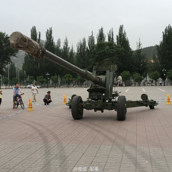 最近,网上流传的一组照片显示,中北大学校园内出现了一门外形奇特的