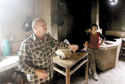 凌晨起火全家被困幸亏邻居及时赶到