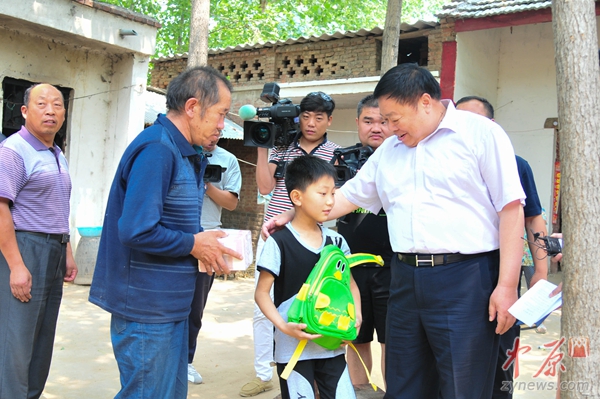 钻石大王董留生回河南老家50万救助两名贫困儿童