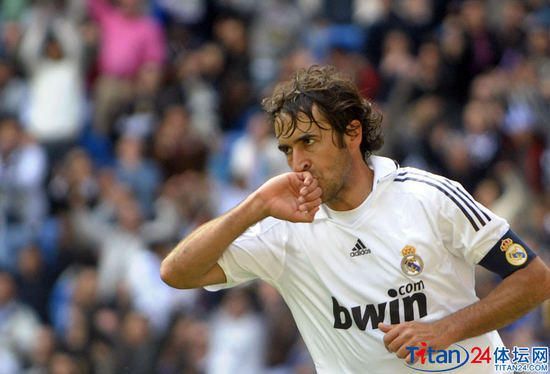 劳尔亲吻戒指 图片来源:体坛网