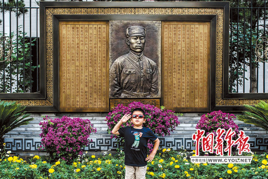 7月7日,北京市西城区赵登禹路,一位小朋友在前一天新落成的抗日将领