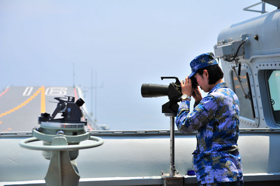 航母上的那些背影|海军|女兵_凤凰资讯