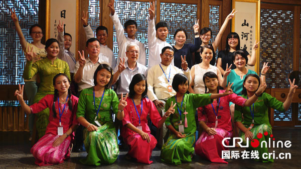 中缅友协会长耿志远(第2排左3)及友协人员与代表团合影