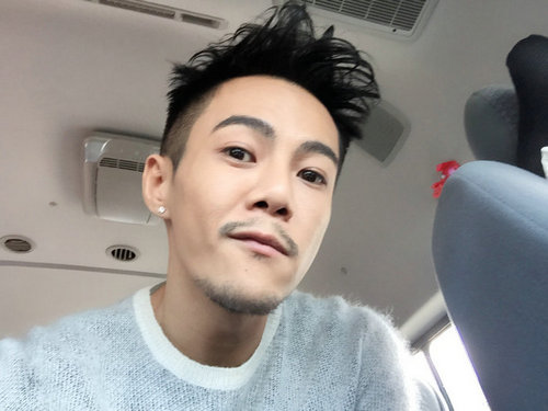 邓养天邀多国学生歌迷拍《错爱的意外》mv