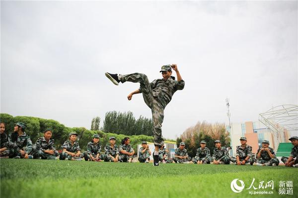 新疆博湖高中新生军训忙图