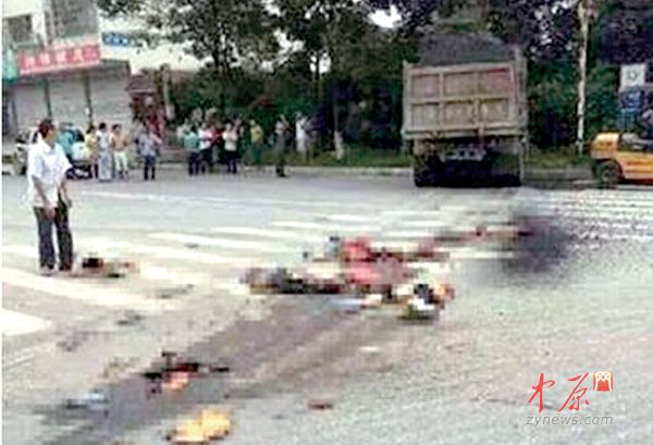 网传图片记者现场拍的图片原标题:一天两条假新闻 郑州大货车碾死多人