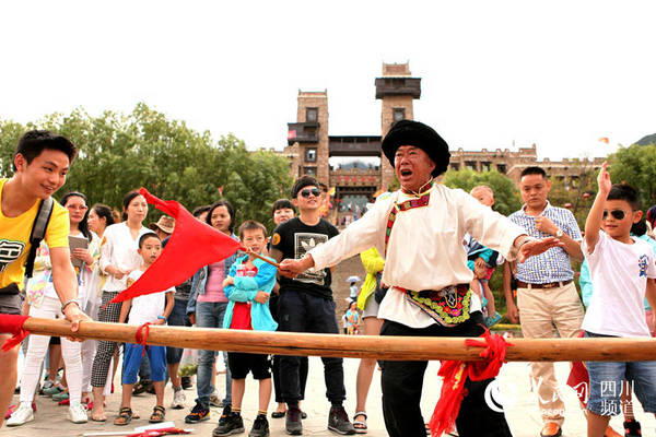 据介绍,推杆源于羌族尚武传统和武士间比武较量,现在已发展为羌族全民