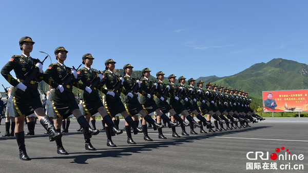 93阅兵训练基地接受中外媒体采访高清组图