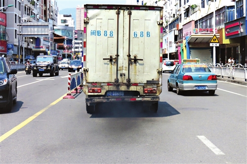 闽b8868b货车 闹市狂喷黑烟