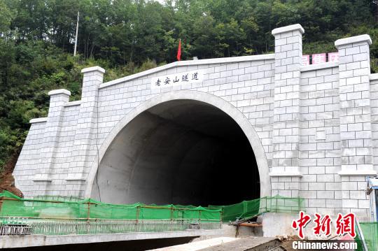 中国首条穿越秦岭高铁特长隧道贯通