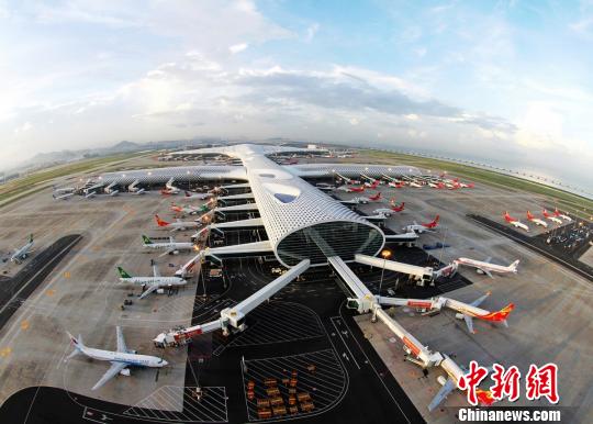 资料图:从塔台看深圳机场航站楼.方明华 摄