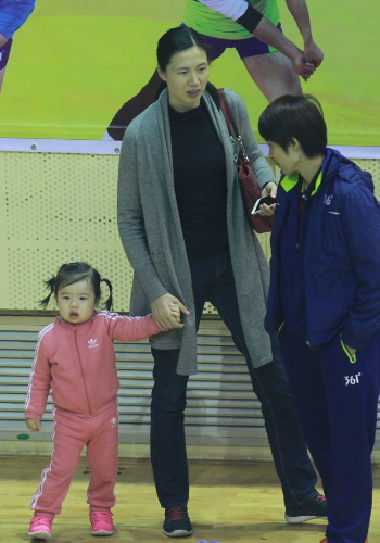 周苏红带女儿观战女排联赛 2岁小萌娃表情认真(图)