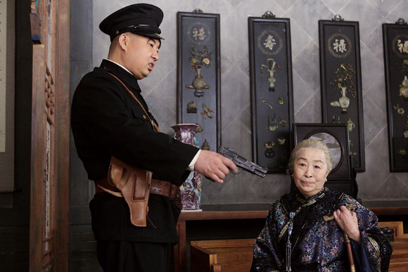 凤凰娱乐讯 由郭靖宇编剧并导演的热血传奇剧《大秧歌》在江苏卫视和