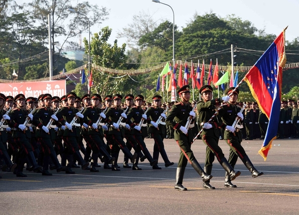 老挝举行庆祝建国40周年群众游行和阅兵式
