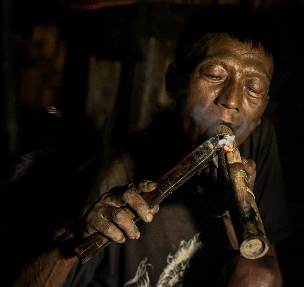 走进印度鸦片村三成村民吸毒村长烟不离口高清组图