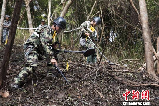 直击广西边境排雷战士悬崖边作业需安全绳保护入雷区排雷