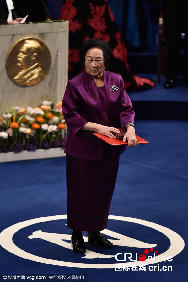 瑞典举行2015诺贝尔颁奖典礼 国王为屠呦呦颁奖(高清组图)