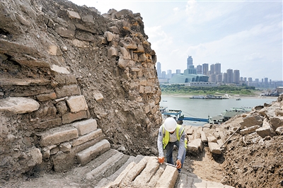 公式考古人員對發現的宋代,明代古城牆遺址進行測量.