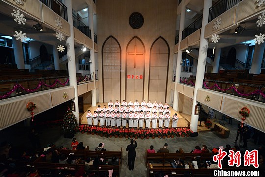 圣诞夜,众多信众进入已有99年历史的福州观巷基督教堂感恩礼拜.