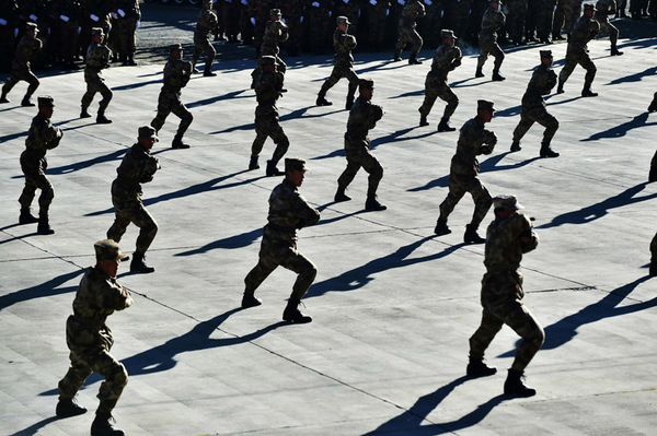 官兵們開展軍體拳訓練.趙海波 攝