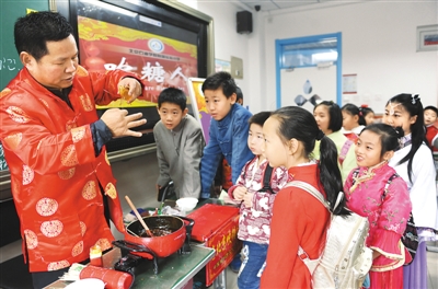 文化小活動,如坐轎子,踩高蹺,剪窗花,轉手絹,畫扇面,拉洋片,吹糖人,捏