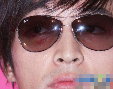 揭胡歌星路历程:车祸毁容 努力奋斗变富豪