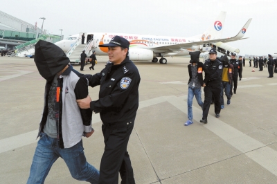 300名跨国诈骗嫌犯乘4架包机押至福建图