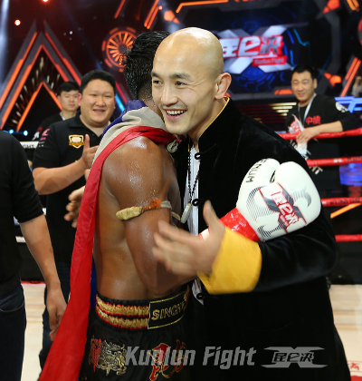 播求一龙现场回应二番战 搏击明星决战上海演续集