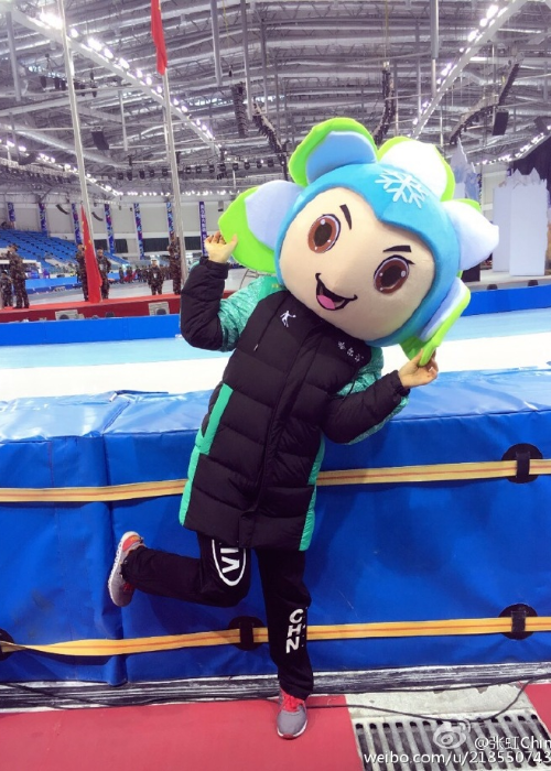 速滑女神扮冬运会吉祥物捂眼翘脚搞怪不断