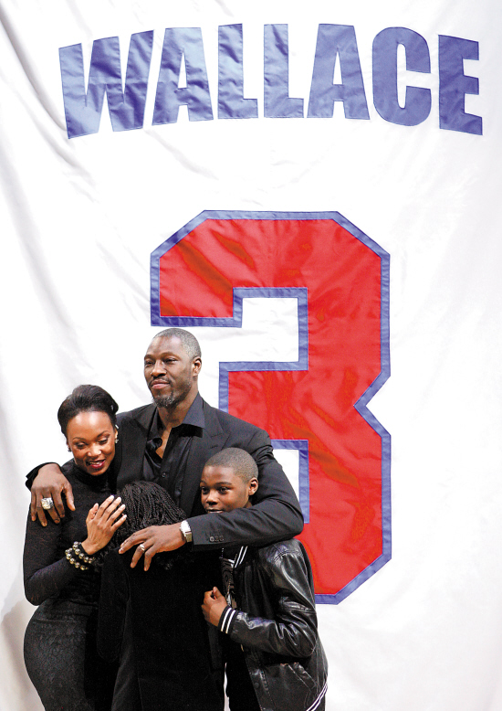 本·华莱士拥抱妻子和儿女