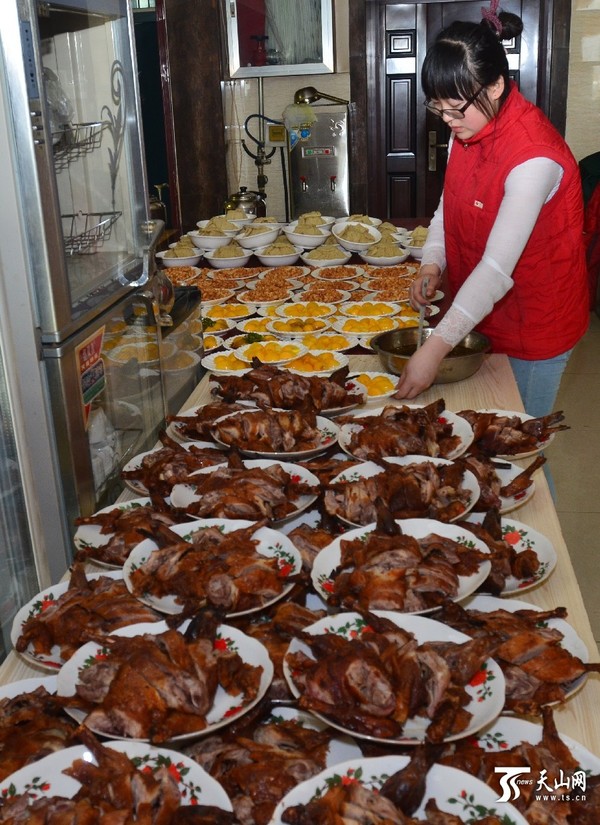 新疆和静县乡村餐饮业生意火爆_凤凰网