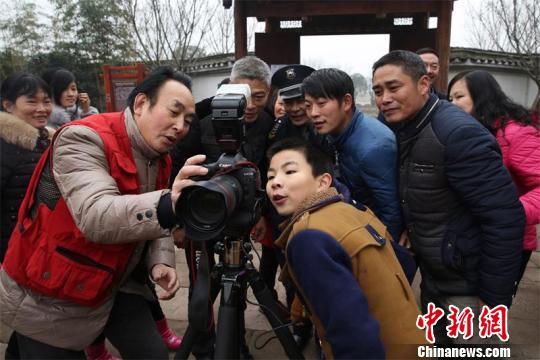 内江东兴区田家镇正子村村民正围观摄影设备. 兰自涛 摄